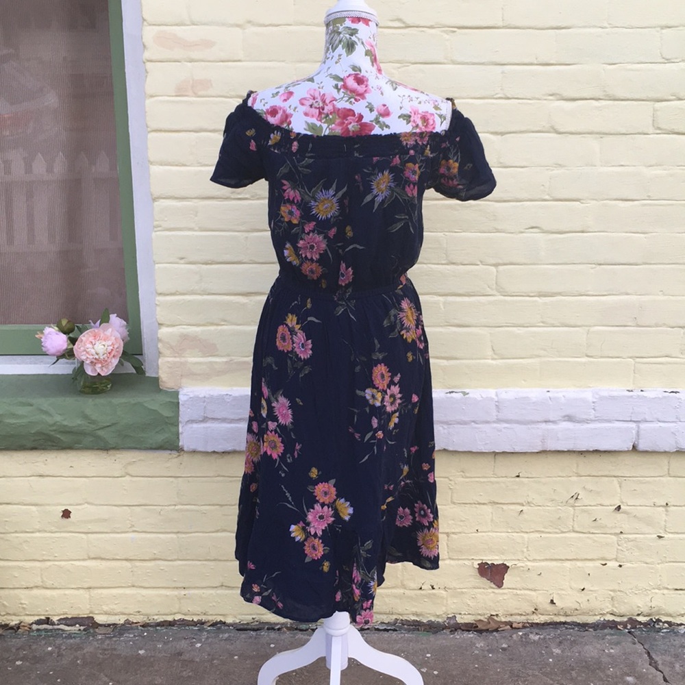 🌸Host Pick🌸Cold shoulder floral Navy Dress - Picture 7 of 8